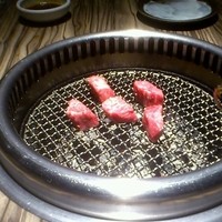焼肉 べこ亭 たまプラーザ本店 - 上ヒレを焼いているところ