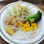 Matsue Yunibasaru Hoteru - 朝食のサラダ