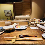 日本橋 蕎ノ字 - ◎カウンターには天つゆと大根おろしでと西伊豆の塩とすだちが置かれている。