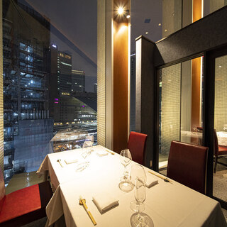 【窓際半個室｜2～4名様】夜景や眺望をプラベートな半個室で独占。