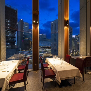 【窓際テーブル席｜2～6名様】眼下に広がる梅田の眺望と夜景を少人数お食事会で。