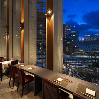 7階からの眺望が魅力の開放的なラグジュアリー空間。個室完備