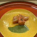 赤坂 菊乃井 - 昼懐石１３３１０円。桜鱒燻し焼き。ベリーレアで、この仕上がりは初体験です。もはや焼き霜造りレベルの火入れです（╹◡╹）（╹◡╹）