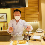 日本橋 蕎ノ字 - ◎大将が目の前で穴子を割っていく。ジュワッ❗️