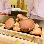 日本橋 蕎ノ字 - ◎栽培中の玉取茸にモーツアルトを聞かせて育てている椎茸。かなりの肉厚。