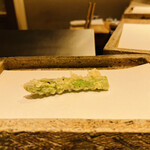 日本橋 蕎ノ字 - ◎アスパラの天ぷらは甘くてみずみずしい❗️一つ目は塩で頂く。