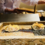 日本橋 蕎ノ字 - ◎ハマグリの天ぷらの火入れ加減も抜群。一つは磯部風で頂く。