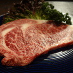 シカゴカルビダイニング - 大きな一枚肉、リブロースは豪快に焼くのがポイント。