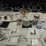 ケーキ三種、フレンチトースト、付属のフルーツ＆ソース、カフェオレ、ダージリン。