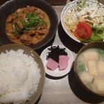 おおぐま食堂 - 料理写真:ホルモン煮込み定食800円