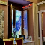 Perbacco - 石造りなので壁が厚く、ヨーロッパの陰影が楽しめる