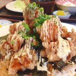 寿苑 - マヨとっと定食、マヨネーズと甘辛タレを絡めた唐揚げを海苔とともに御飯に盛ってあります。
            中々のボリウム。