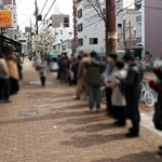 洋食の朝日 - 開店前の行列