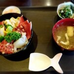 Takuhai Bentou Shokudou Tabagoya - 海鮮丼は1300円でした