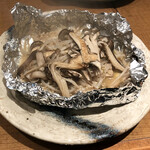 盛好 - エノキバター500円。ホイル焼きになっていて、アルミホイルをとった瞬間の湯気が熱々。エノキだけでなくいろいろなキノコが楽しめます