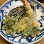 築地ハレの日 - 旬の天ぷらと海鮮丼御膳の旬の天ぷら　ふきのとう、タラの芽、きす、なす、エビ、たけのこ