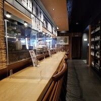 旬活和食 ままや - カウンター席からの店内の様子。