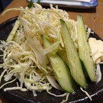 大衆酒場 まる和 - 山盛り千切りキャベツ