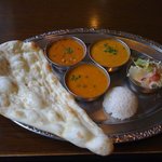 ギータ - 食べ放題 カレー3種類(チキン・豆・野菜)、ナン、ライス、サラダ