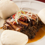 Grilled pork belly with steamed buns and steamed Sichuan vegetables