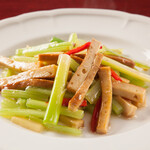 Salty stir-fry with celery and smoked dried tofu