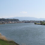 はなぱん - （おまけ）狩野川河口に架かる港大橋から、我入道方面を眺める。小高い丘のように見えるのが、牛臥山だ