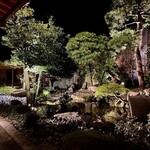 御料理ふじ居 - ライトアップされた庭