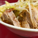 ラーメン二郎 - 豚の厚み