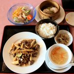 贅沢ランチコース ￥1,200　※牛ヒレ肉のオイスターソース炒め