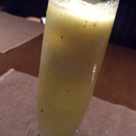 4人の食卓 - スムージーにもスパイスたっぷりです