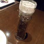 4人の食卓 - 後から口の中に広がるスパイス感が強烈。まさにアフリカのスパイス感！