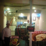 お店の前に来ると店員さんが迎えてくれました