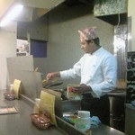 サプラ - カウンターより。調理するご主人