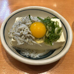 Akagakiya - 釜揚げしらす豆腐230円