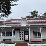 赤い屋根の喫茶店 駅舎 - 