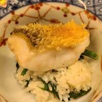 東山 緒方 - ⑫白甘鯛(島根県萩産)の松笠揚げ丼
                    産卵期は夏～秋、旬は冬～春
                    旬の終盤ですが上質な脂があり、赤甘鯛に比べ軟らかな鱗は松笠揚げに相応しく、芳醇な旨みを楽しむことが出来ます