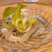 東山 緒方 - ⑦細魚(閂サイズ)(兵庫県明石産)、うるい載せ
                      産卵期は春～夏、旬は晩秋～晩冬
                      瀬戸内の細魚には微かな臭さを感じる事が多いが冬の魚らしく臭みゼロで脂のりを感じる旨みを楽しみました