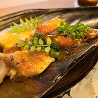 東山 緒方 - 平貝の貝殻に盛って登場
                    ①炭火炙り平貝(愛知県産)
                    ②炭火炙り北寄貝(北海道産)
                    ③炭火炙り赤貝(山口県産)
                    ④茹で蛍烏賊(富山県滑川産)
                    ⑤九条葱(京都府産)