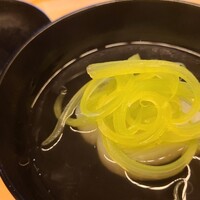 東山 緒方 - ⑥焚き聖護院大根と蕗、利尻昆布&血合い抜き鮪節の出汁のお椀
                    透明感がありながらも輪郭がはっきりしたキレのある味わいに血合い抜き鮪節の透明感と強い旨みがくっきりと感じられます