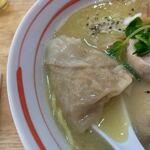 鶏白湯ラーメン 絶好鳥 - ワンタンは全粒粉を使ったジューシーな鶏ワンタンです。