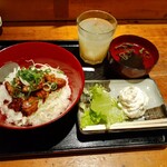 Gyouza Koubou Chibisuke - サービスランチ。焼き鳥丼定食