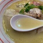 鶏白湯ラーメン 絶好鳥 - スープは国産鶏を長時間じっくりと炊き込んだ旨味を凝縮させた白湯スープです。