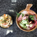Sujizen - サービスランチ びっくり海鮮丼ちらし 具だくさん豚汁付 全貌