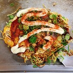 Okonomiyaki Hirano - マヨネーズと一味唐辛子をかけて準備万端。（2022.4 byジプシーくん）