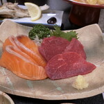 坂巻温泉旅館 - 馬刺しとサーモンの刺身