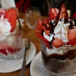 ヴァンヴェール珈琲 - 苺パフェと苺チョコパフェ(各750円)