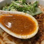 中国料理 西安刀削麺 - 麻辣刀削麺 並 850円のスープのアップ
