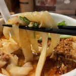 中国料理 西安刀削麺 - 麻辣刀削麺 並 850円の麺のアップ