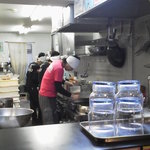 てっぺん 春日井店 - 若いスタッフが数人