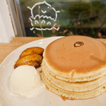 ホットケーキ（本日のトッピング：りんごのキャラメリゼ&バニラアイス）